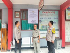 Jaga Pelajar, Kapolsek Bekasi Barat Melakukan Pemasangan Banner Maklumat di SMK Bina Siswa Utama