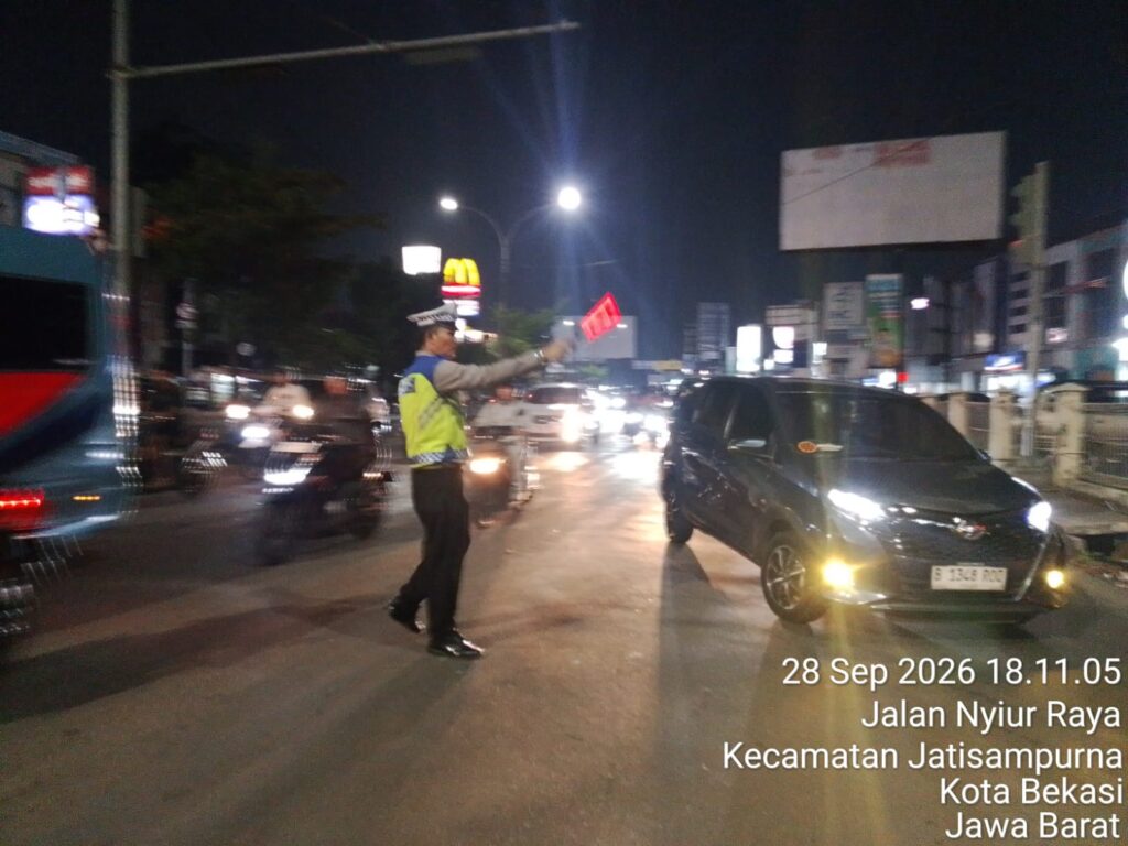 Polsek Jatisampurna Gelar Gatur Lalin, Personel Bantu Pedagang Menyeberang