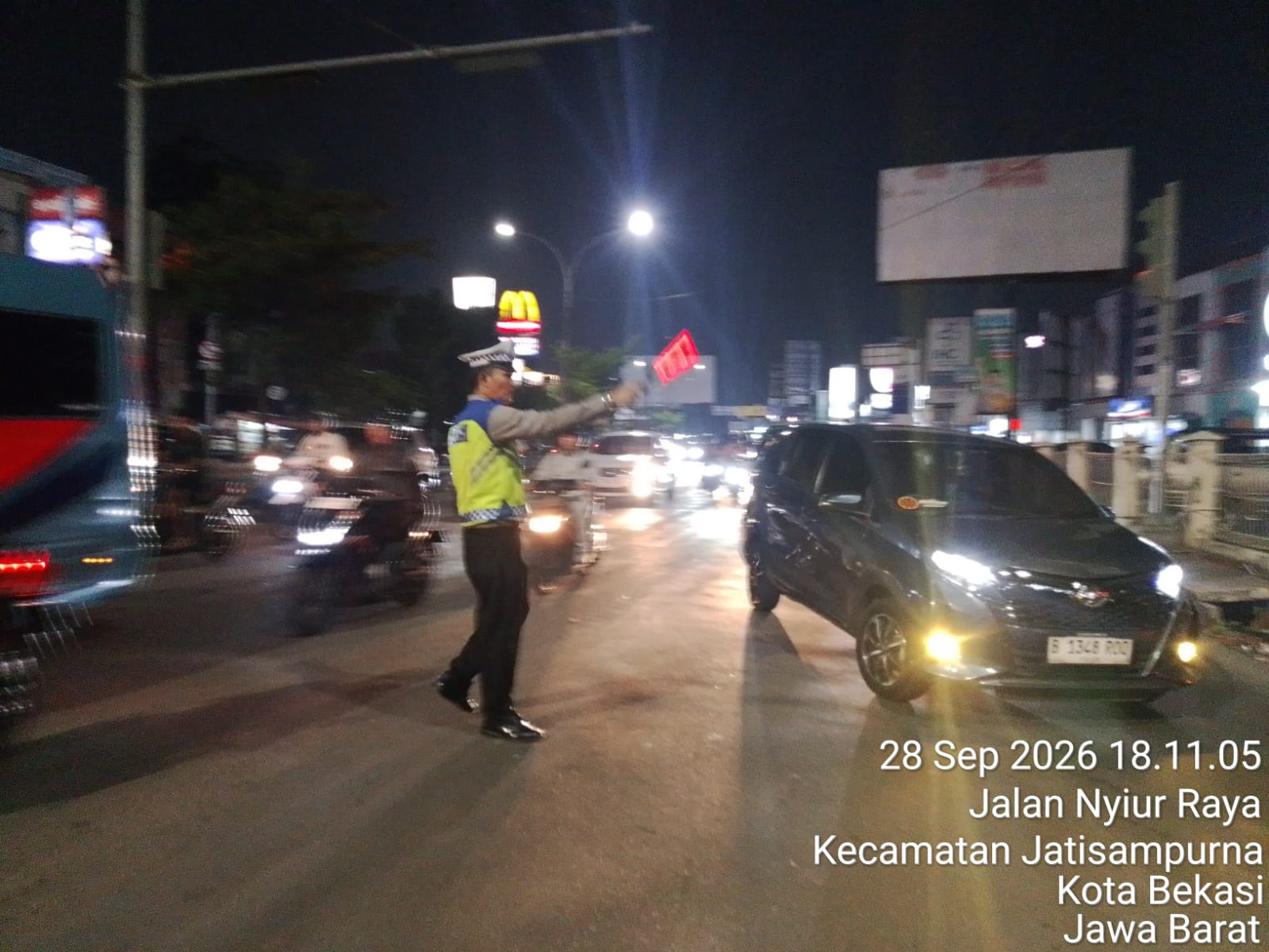 Polsek Jatisampurna Gelar Gatur Lalin, Personel Bantu Pedagang Menyeberang