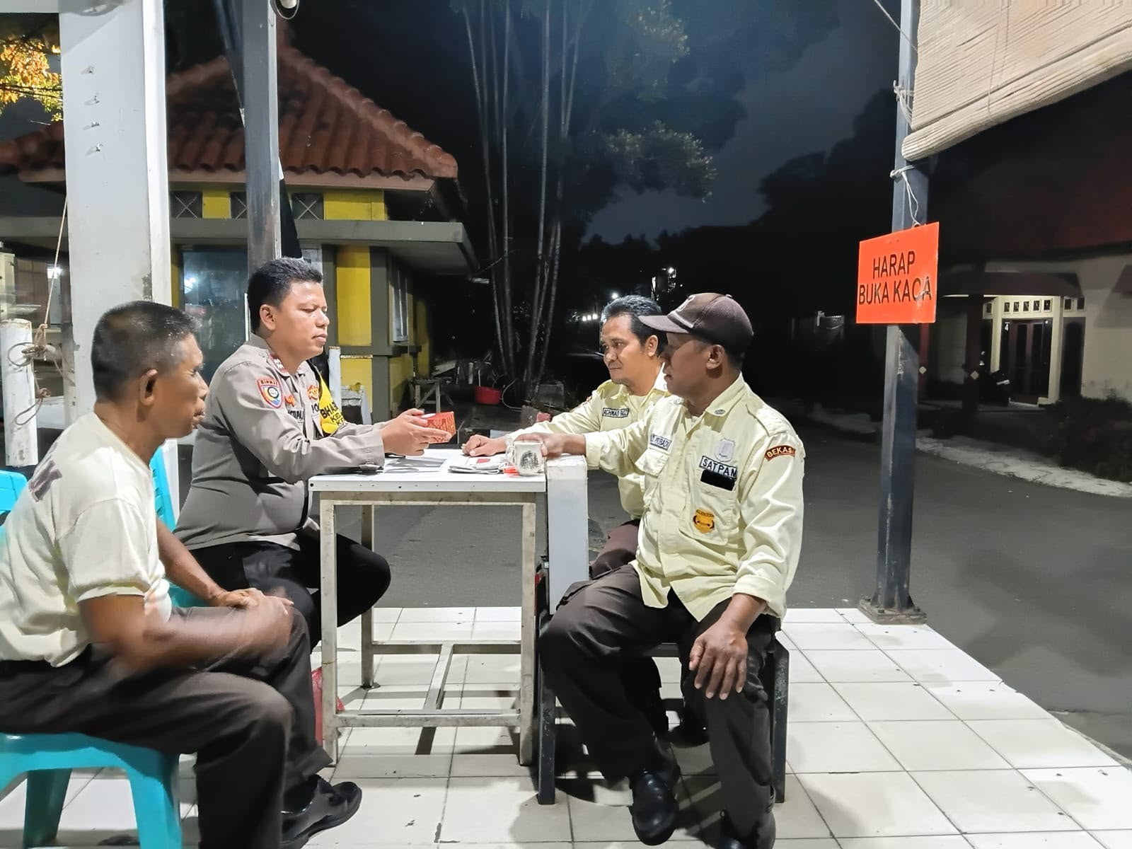 Bhabinkamtibmas Jatiluhur Pantau Keamanan Lingkungan Perumahan Satwika Telkom