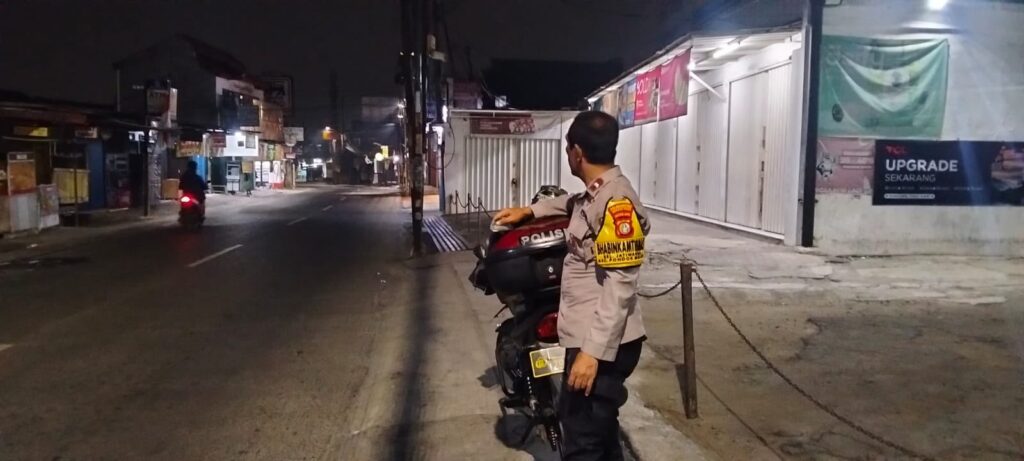 Patroli Bhabinkamtibmas Jatiwarna Perkuat Keamanan di Bundaran Kecapi