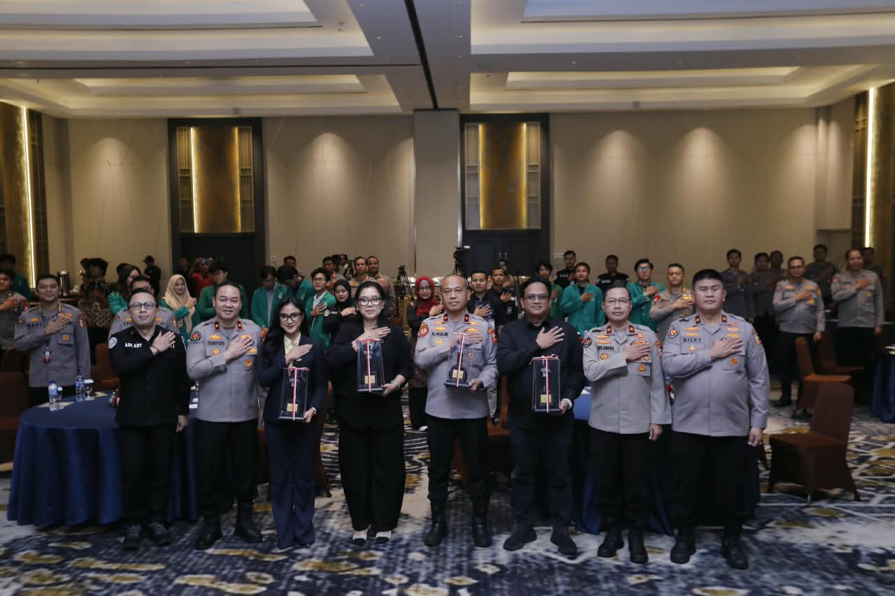 Pelayanan Humanis di DPR, Polisi Bagikan Konsumsi kepada Massa Aksi