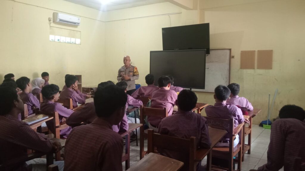Bhabikamtimas kelurahan Bantargebang Sambangi SMK Al Muhtadin, Ajak Pelajar Jauhi Tawuran dan Tindakan Anarkis