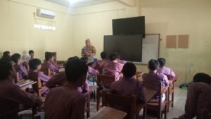 Bhabikamtimas kelurahan Bantargebang Sambangi SMK Al Muhtadin, Ajak Pelajar Jauhi Tawuran dan Tindakan Anarkis