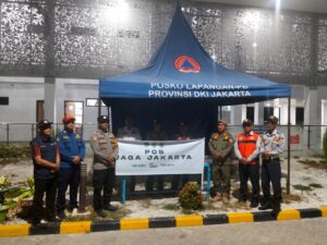 Patroli Malam, Polsek Kepulauan Seribu Selatan Sosialisasikan Layanan Polisi 110 dan Ajak Warga Tangkal Hoaks
