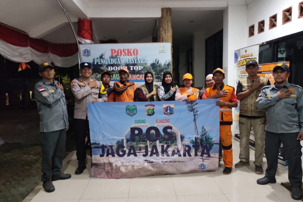Patroli Malam Polsek Kepulauan Seribu Selatan, Polisi Sosialisasikan Layanan 110 dan Ingatkan Warga Waspadai Hoaks