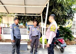 Bhabinkamtibmas Kayuringin Jaya Sambangi Pos Keamanan, Ajak Warga Tingkatkan Kewaspadaan