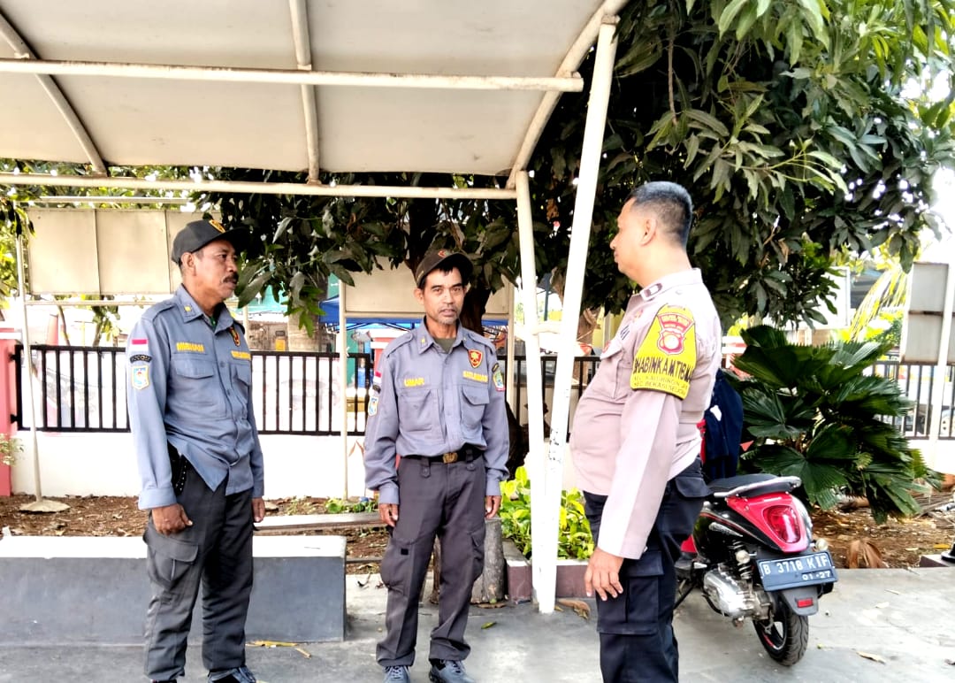 Bhabinkamtibmas Kayuringin Jaya Sambangi Pos Keamanan, Ajak Warga Tingkatkan Kewaspadaan