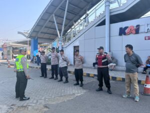Polres Metro Bekasi Kota Gelar Gladi Simulasi Penyekatan di Stasiun Kranji