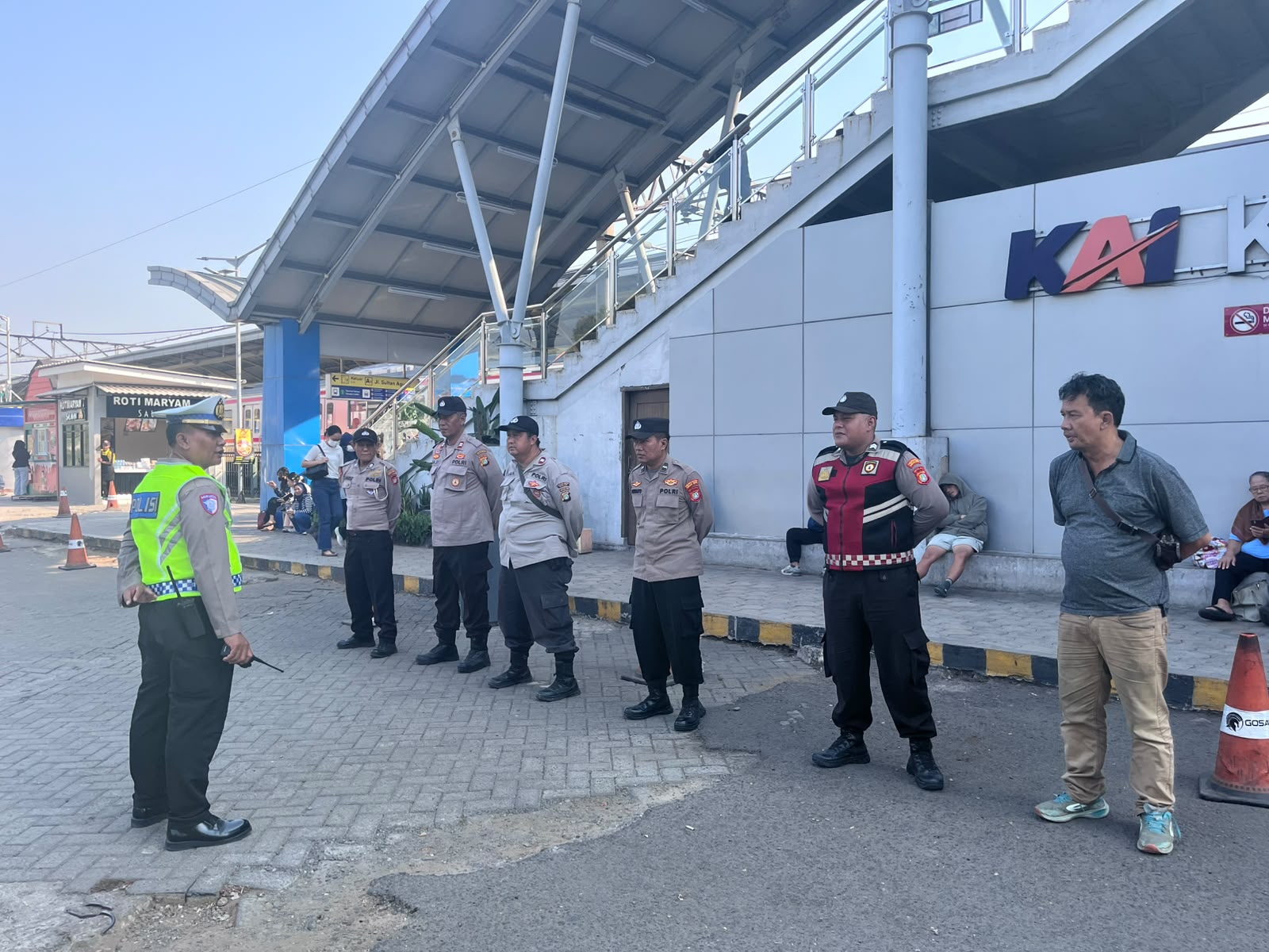 Polres Metro Bekasi Kota Gelar Gladi Simulasi Penyekatan di Stasiun Kranji
