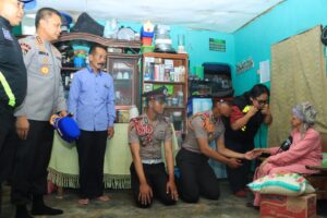 Wujudkan polri sebagai sosok yang melayani, SPN Polda Metro Jaya libatkan siswa diktuk dlm aksi peduli warga sekitar. ‎ ‎