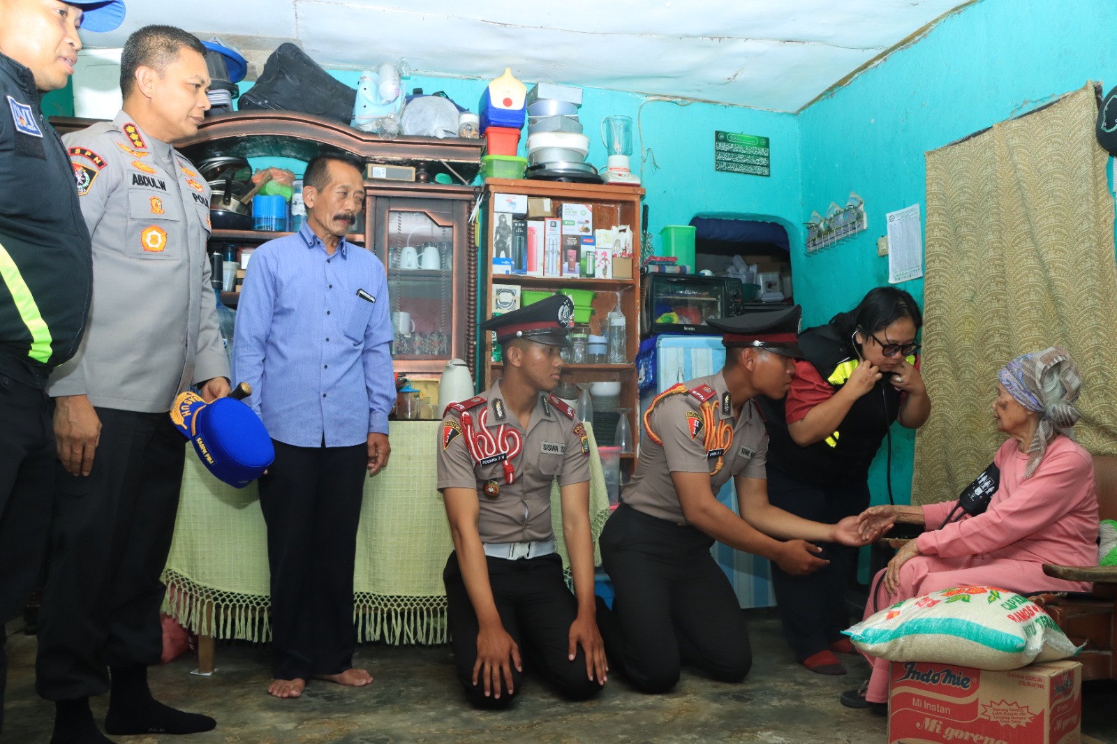 Wujudkan polri sebagai sosok yang melayani, SPN Polda Metro Jaya libatkan siswa diktuk dlm aksi peduli warga sekitar. 