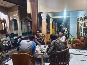 Bhabinkamtibmas Polsek Pondok Gede Sambangi Warga Jatimelati, Serap Aspirasi dan Cegah Kenakalan Remaja