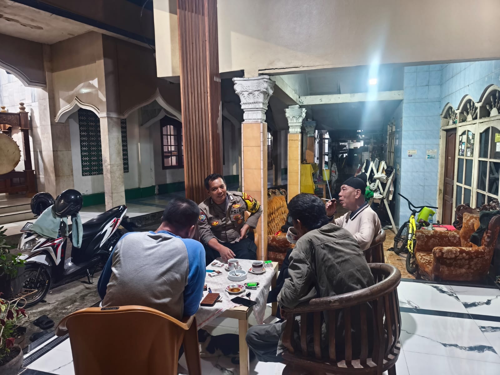Bhabinkamtibmas Polsek Pondok Gede Sambangi Warga Jatimelati, Serap Aspirasi dan Cegah Kenakalan Remaja