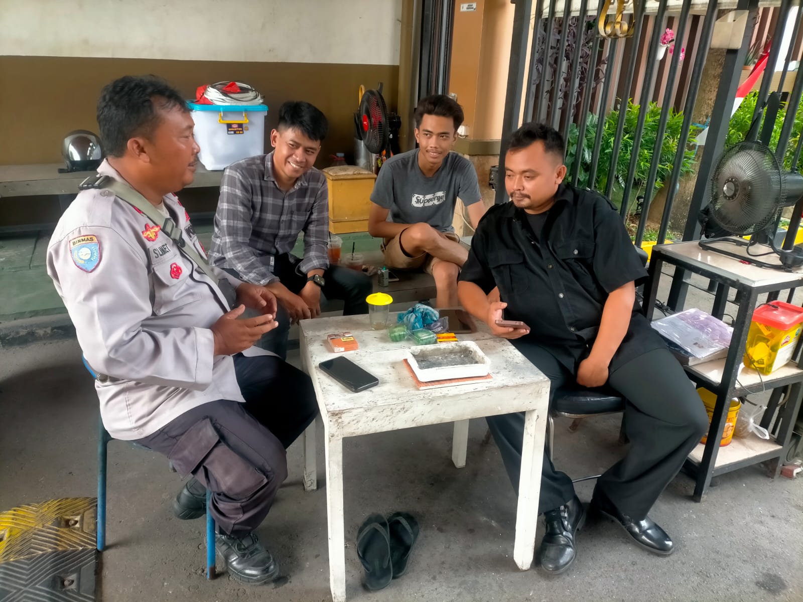 Patroli Dialogis di Pejuang Estate, Bhabinkamtibmas Ajak Warga Waspadai Kejahatan Jalanan
