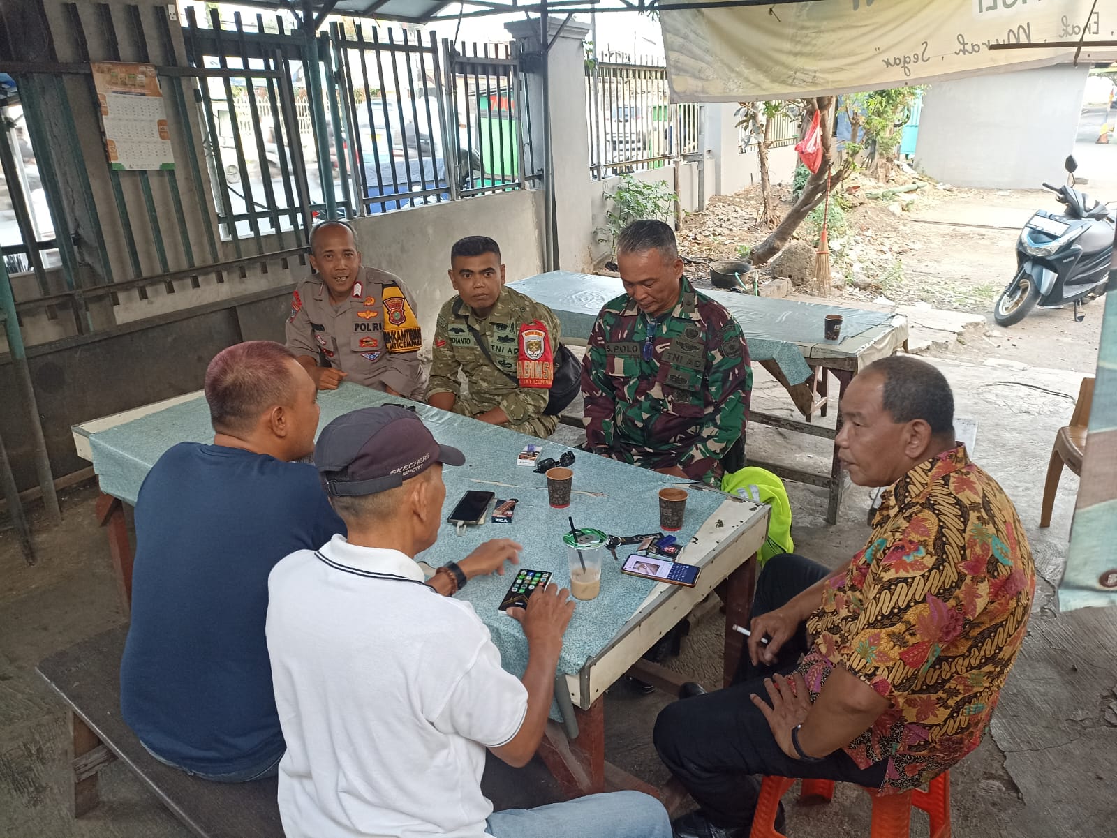 Sinergitas TNI-Polri Sambangi Tokoh Masyarakat Jaticempaka, Sosialisasikan Call Center 110