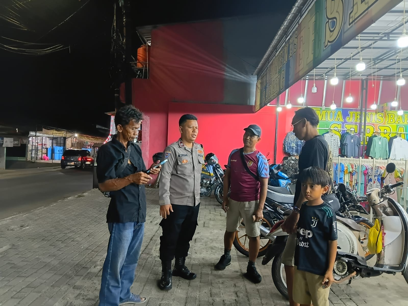 Patroli Sambang Jaga Parkiran, Bhabinkamtibmas Jatiluhur Ingatkan Keamanan Toko Swalayan
