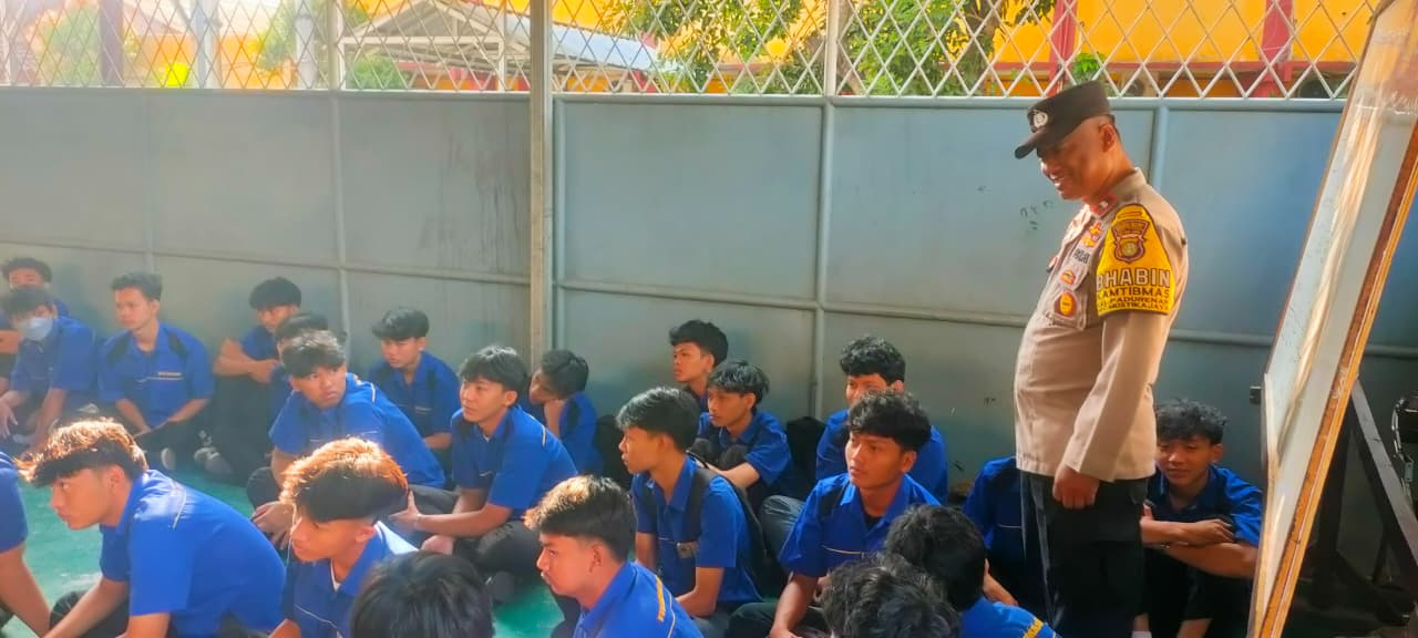 Cegah Keterlibatan Pelajar dalam Aksi Jalanan, Polsek Bantargebang Dampingi Simulasi Penyekatan di SMK KBM 1