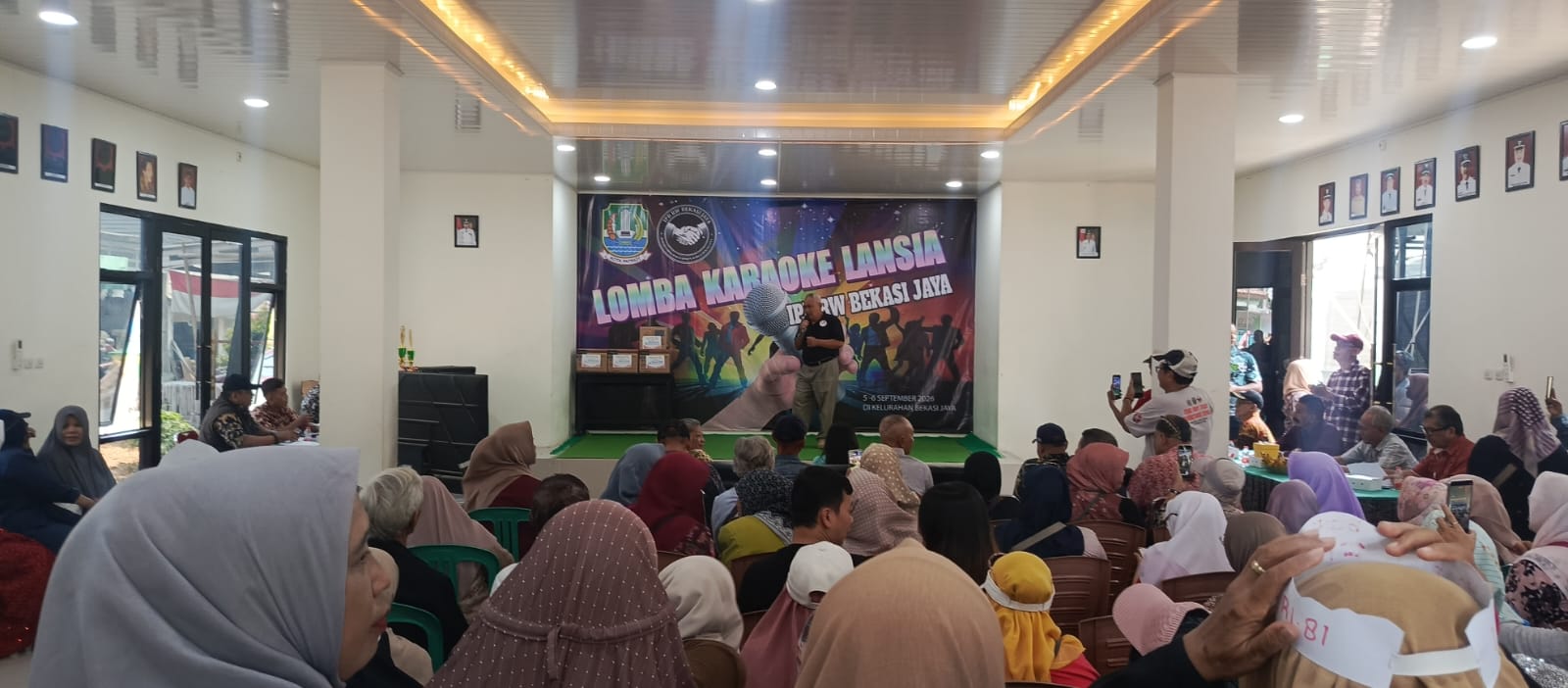 Wujud Kepedulian Lansia, Bhabinkamtibmas Bekasi Jaya Monitoring Lomba Karaoke IPB