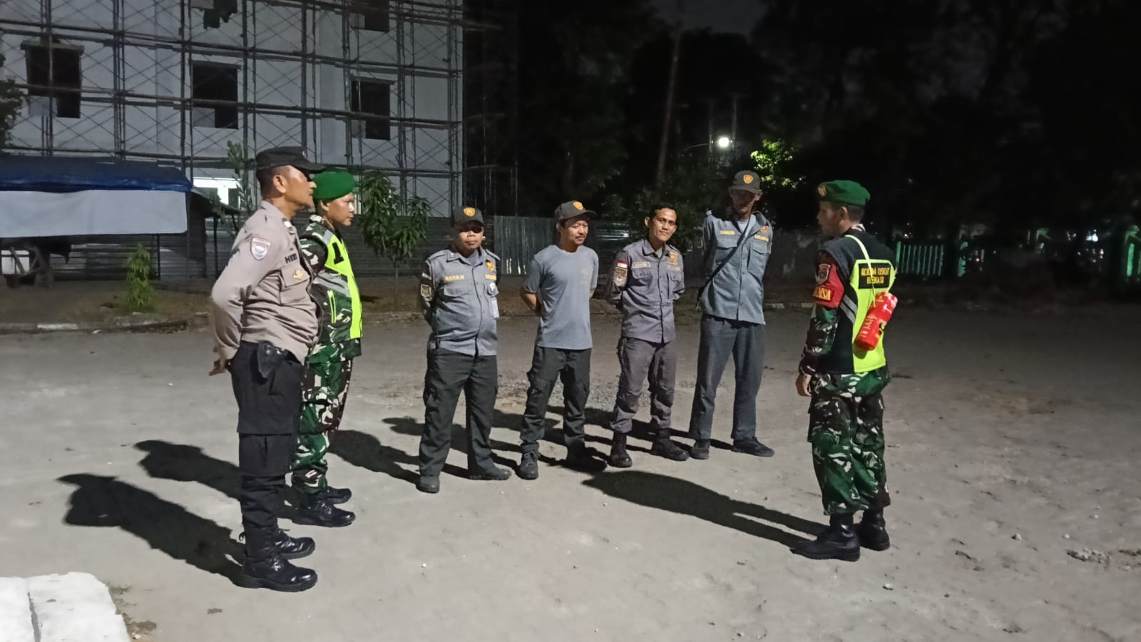 Perkuat Keamanan Pemukiman Malam Hari, Tiga Pilar Rawalumbu Gelar Patroli Bersama