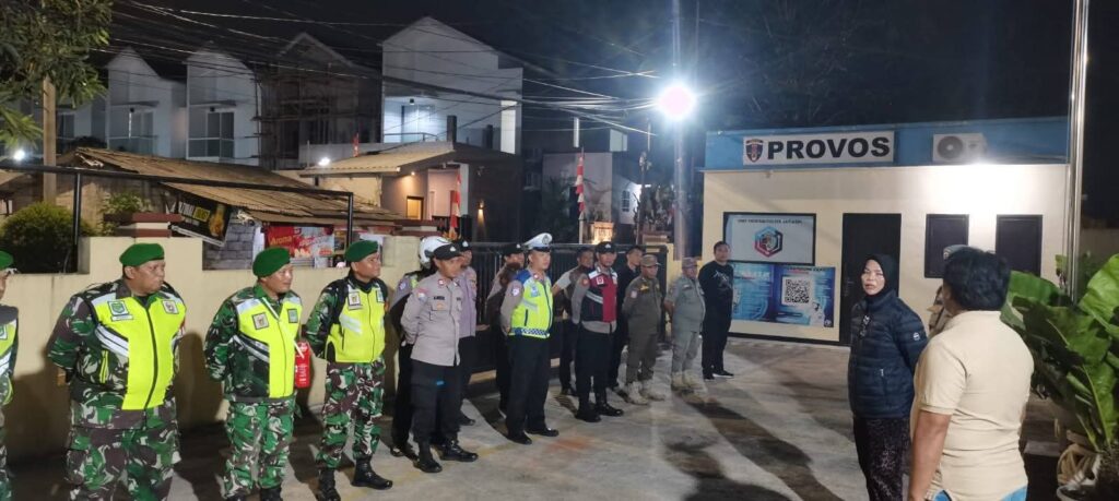 KAPOLSEK JATIASIH PIMPIN APEL DAN PATROLI 3 PILAR KECAMATAN JATIASIH, BERIKAN RASA AMAN DAN NYAMAN WARGA JATIASIH