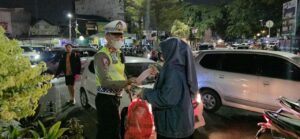 Antisipasi Abu Vulkanik Anak Krakatau, Polres Metro Bekasi Kota Bagikan Masker