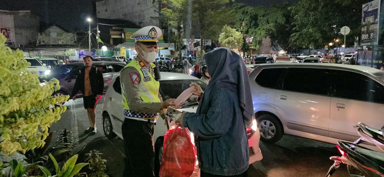 Antisipasi Abu Vulkanik Anak Krakatau, Polres Metro Bekasi Kota Bagikan Masker