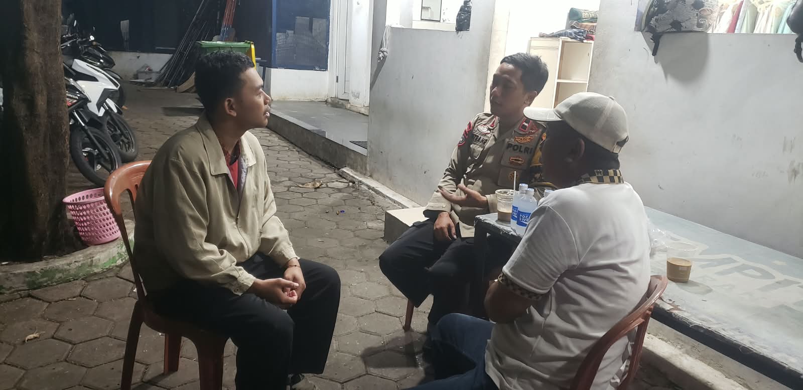 Kunjungi Warga di Area Ruko Permata, Bhabinkamtibmas Jatirahayu Ingatkan Bahaya Judi Online