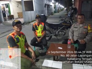 Sambangi Pos Keamanan Perum PUP, Bhabinkamtibmas Kaliabang Tengah Perkuat Koordinasi Satpam