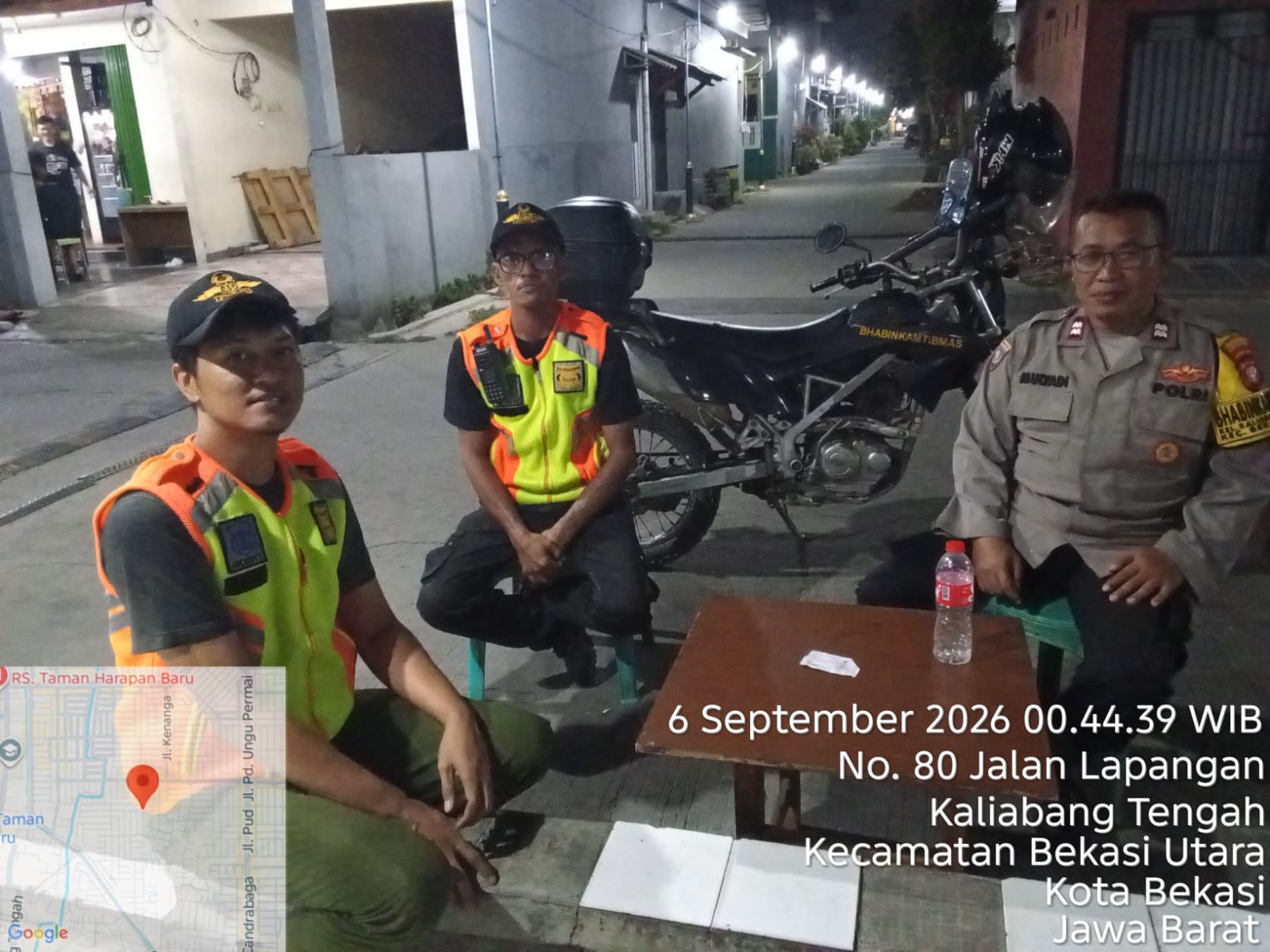Sambangi Pos Keamanan Perum PUP, Bhabinkamtibmas Kaliabang Tengah Perkuat Koordinasi Satpam