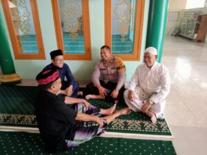 Tingkatkan Ketakwaan dan Silaturahmi, Bhabinkamtibmas Mustikasari Ikuti Sholat Jumat Keliling