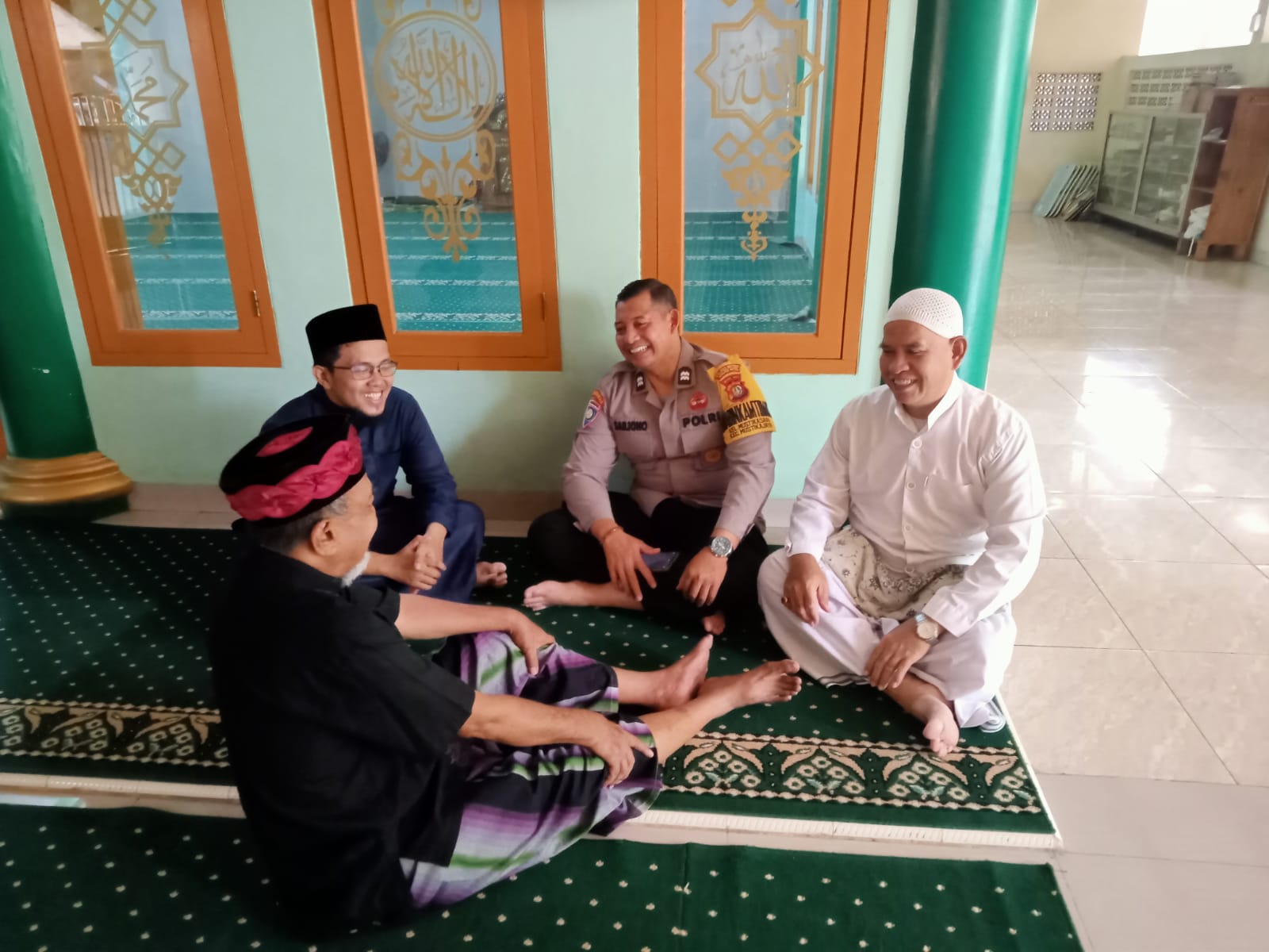 Tingkatkan Ketakwaan dan Silaturahmi, Bhabinkamtibmas Mustikasari Ikuti Sholat Jumat Keliling