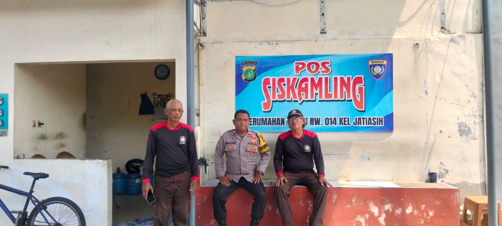 Bhabinkamtibmas Jatiasih Pantau Keamanan Perum Auri Kebantenan pada Siang Hari