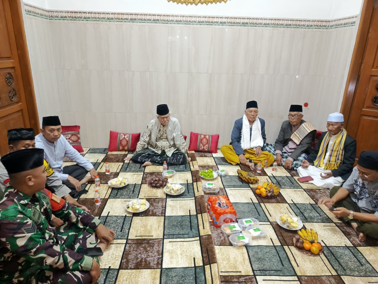 Hadiri Peringatan Maulid Nabi di Margahayu, Bhabinkamtibmas Rawalumbu Pererat Silaturahmi Keagamaan