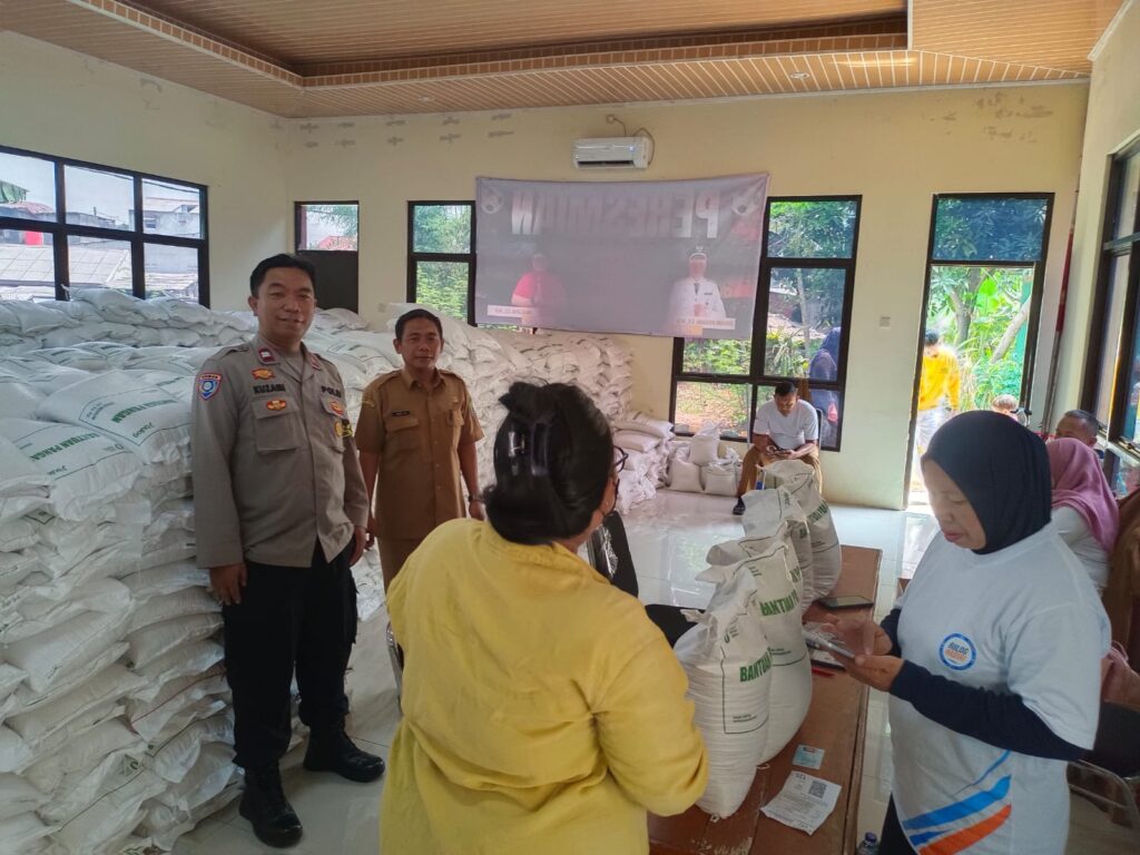 Bhabinkamtibmas Kotabaru Monitoring Penyaluran Bantuan Pangan