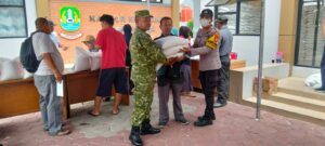 Perkuat Sinergi 3 Pilar, Bhabinkamtibmas dan Babinsa Kawal Penyaluran 37.380 Karung Beras di Jatiwarna
