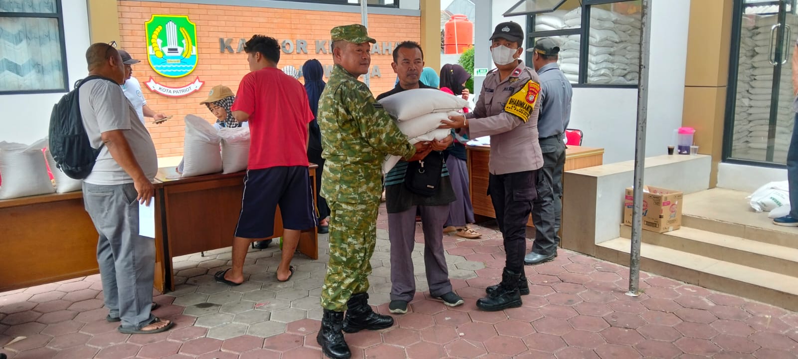 Perkuat Sinergi 3 Pilar, Bhabinkamtibmas dan Babinsa Kawal Penyaluran 37.380 Karung Beras di Jatiwarna
