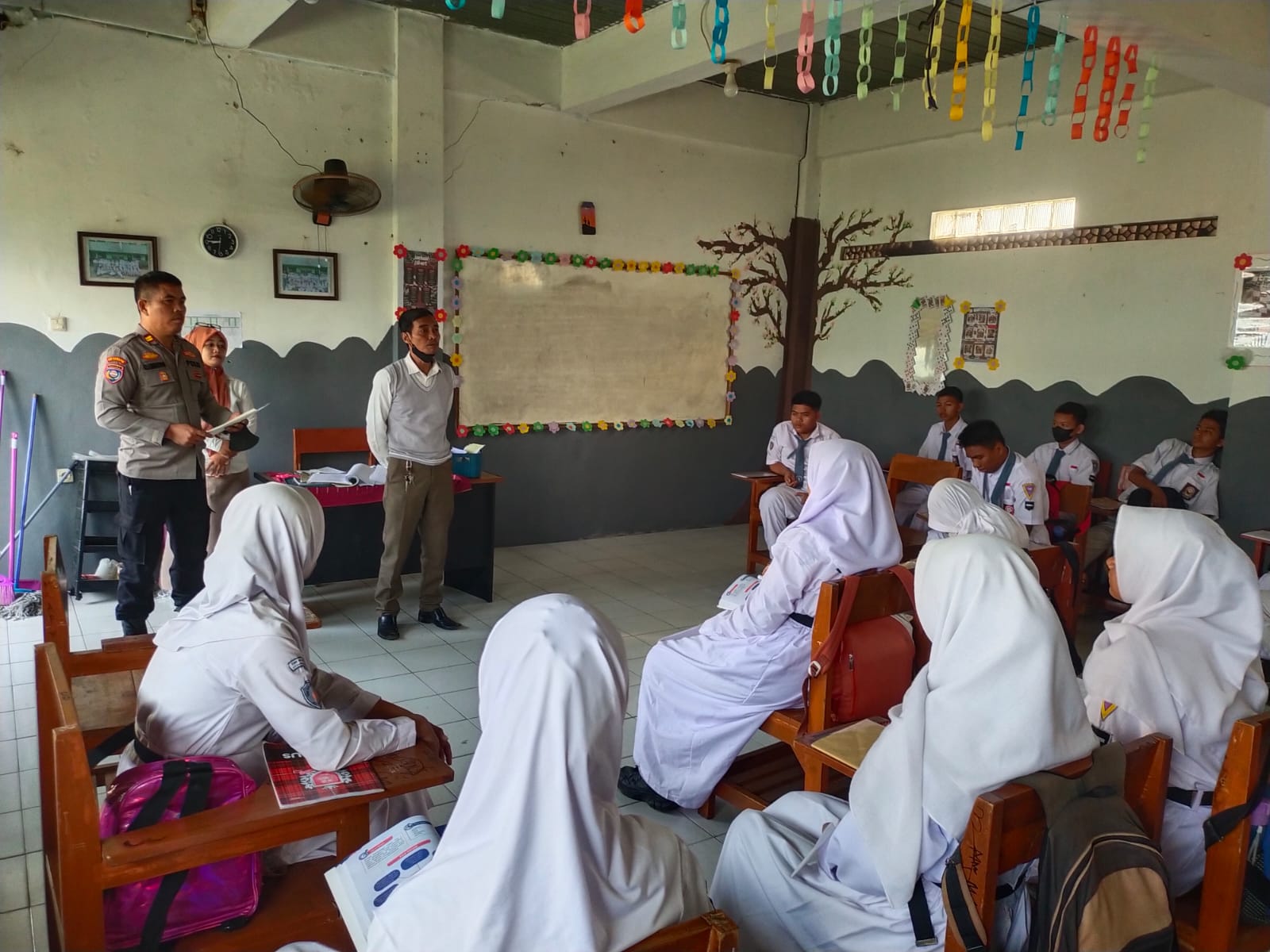 Lindungi Pelajar dari Provokasi Bahaya, Polsek Jatisampurna Sosialisasi Maklumat di SMK Walisongo