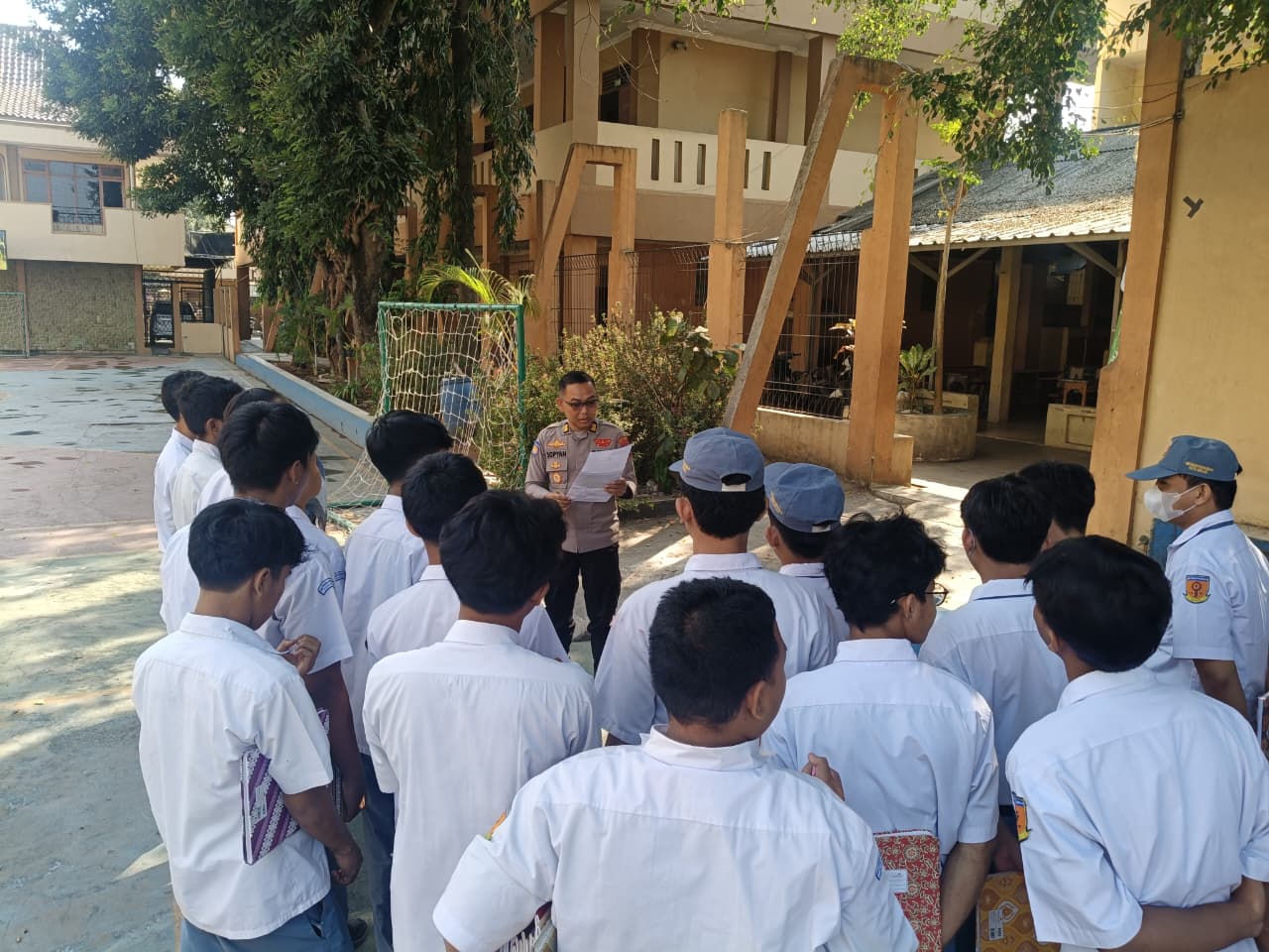 Program 'Orang Tua Asuh' Polres Metro Bekasi Kota Menyapa SMK Teratai Putih Global 4 Mustikajaya