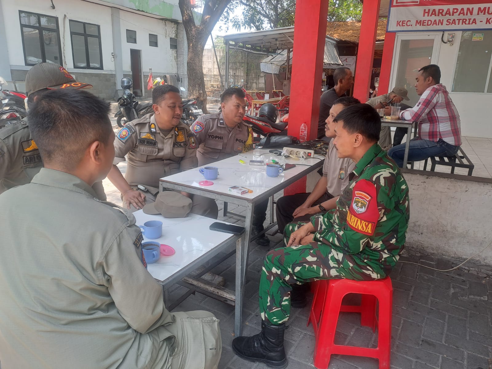 Wujud 'Jaga Pelajar', Bhabinkamtibmas Harapan Mulya Bersama TNI dan Satpol PP Kunjungi Kantin Kelurahan