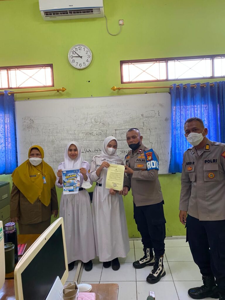 Kawal Pembinaan Pelajar, Polsek Pondok Gede Sosialisasi Maklumat Kapolres di SMKN 10 Kota Bekasi