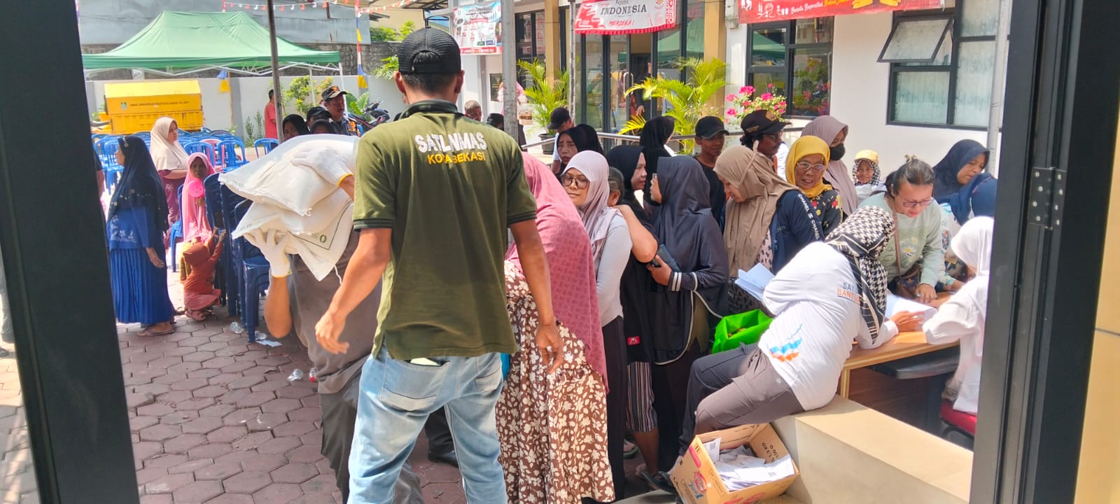 Sinergi 3 Pilar Jatiwarna Kawal Penyaluran 37.380 Karung Beras Bantuan Pangan