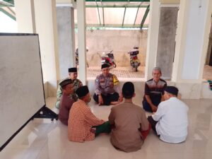 Pererat Silaturahmi Keagamaan, Bhabinkamtibmas dan Babinsa Jatirangga Gelar Jum'at Keliling
