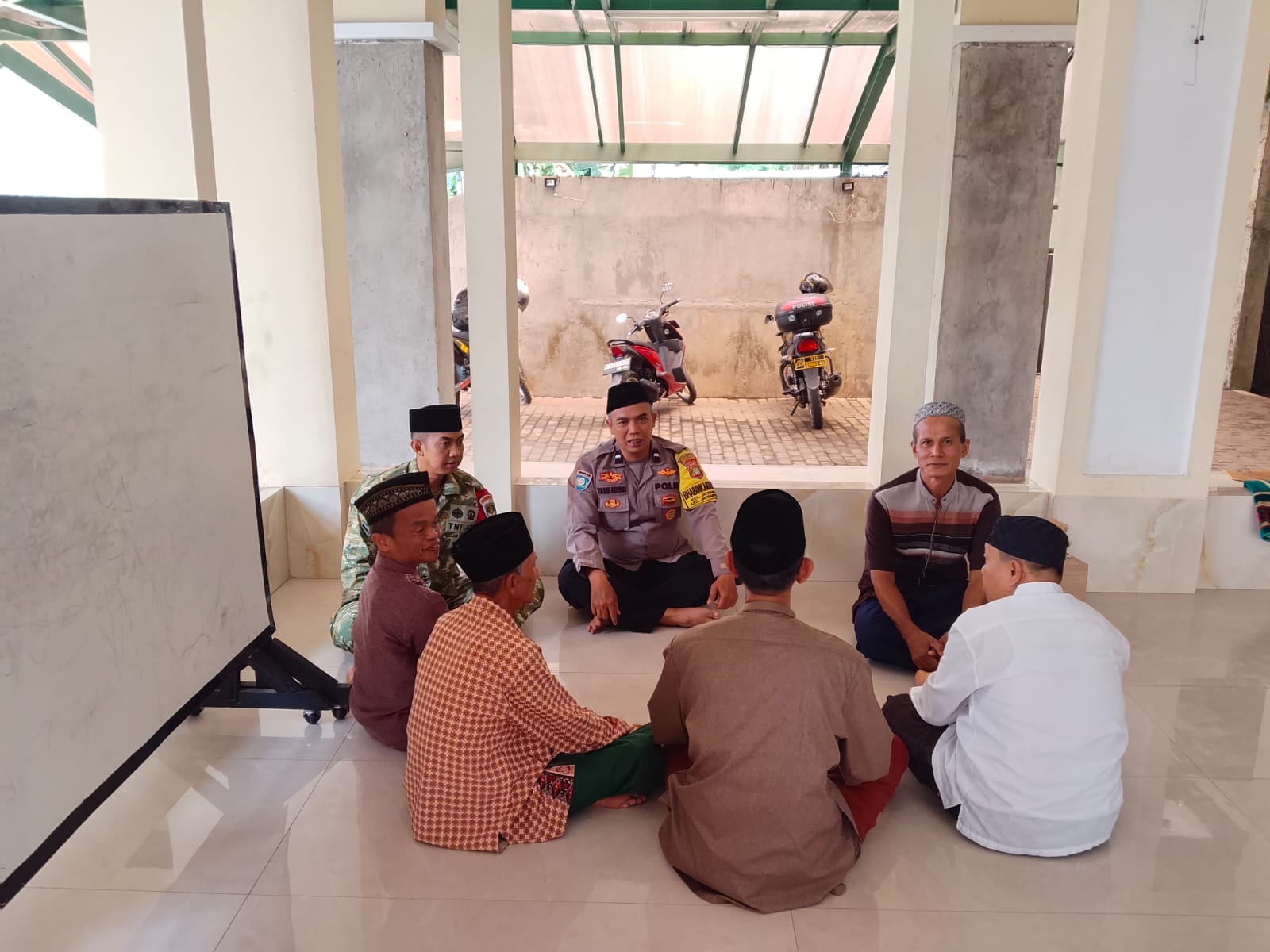 Pererat Silaturahmi Keagamaan, Bhabinkamtibmas dan Babinsa Jatirangga Gelar Jum'at Keliling