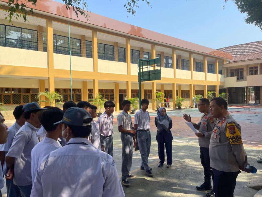Hadir Sebagai 'Orang Tua Asuh', Polres Metro Bekasi Kota Kunjungi SMK Teratai Putih Global 4 Mustikajaya