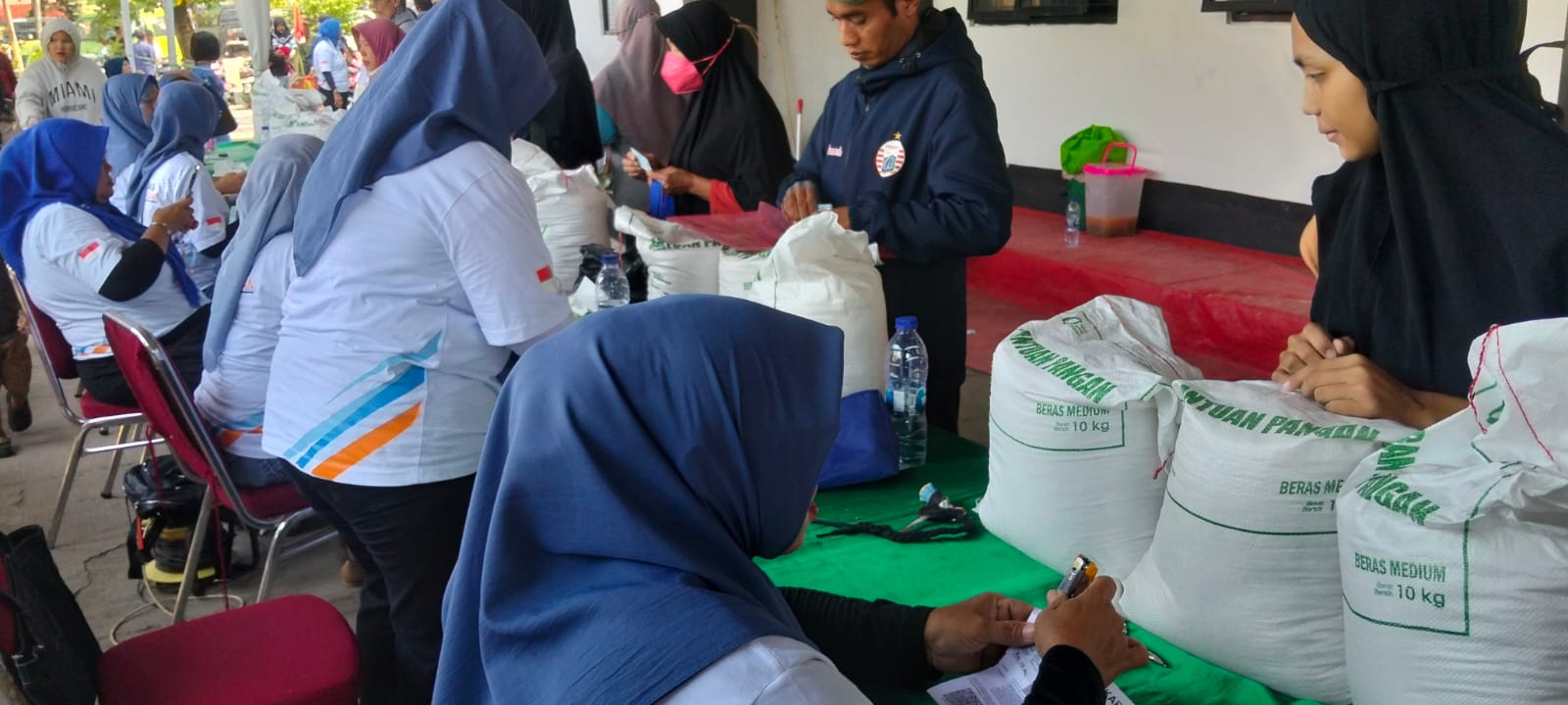 Pastikan Penyaluran Tepat Sasaran, Bhabinkamtibmas Jatiasih Monitor Distribusi 5.958 Paket Bantuan Pangan