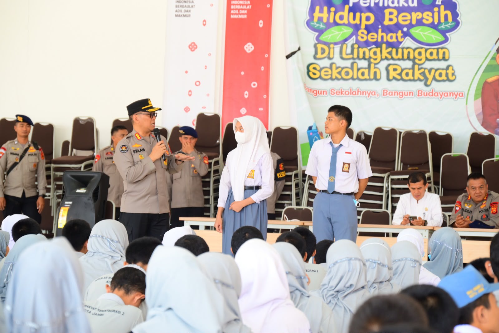 Di Tengah Kabut Asap Karhutla, Brimob Polda Jambi Beri Motivasi serta Perhatian Kesehatan Pelajar Sekolah Rakyat