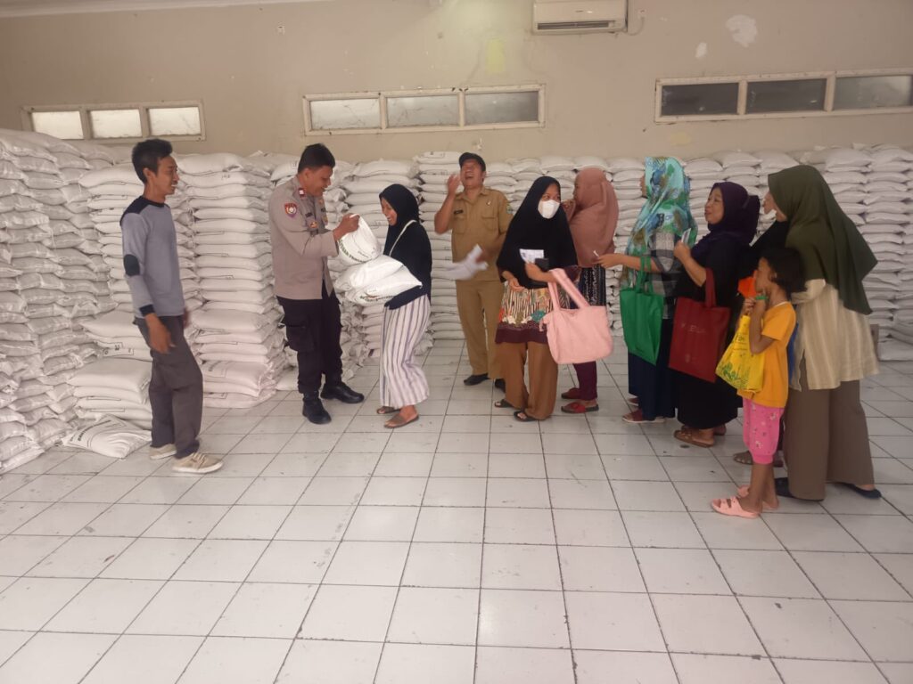 Pastikan Bantuan Tepat Sasaran, Bhabinkamtibmas Monitor Distribusi Bantuan Pangan di Jakasampurna