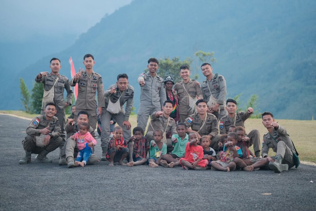 DELAPAN BULAN BERSAMA MASYARAKAT, SATGAS KEPOLISIAN OPERASI DAMAI CARTENZ-2026 TINGGALKAN KENANGAN KEKELUARGAAN DI KIWIROK