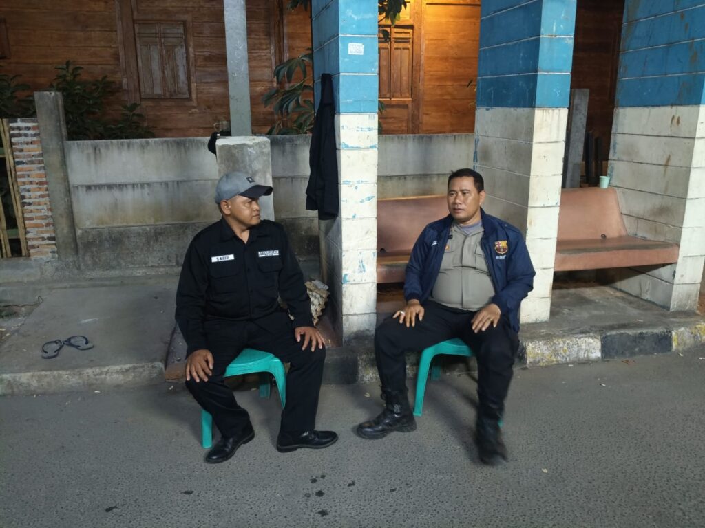 Bhabinkamtibmas Cimuning Patroli dan Jalin Sinergi dengan Petugas Keamanan